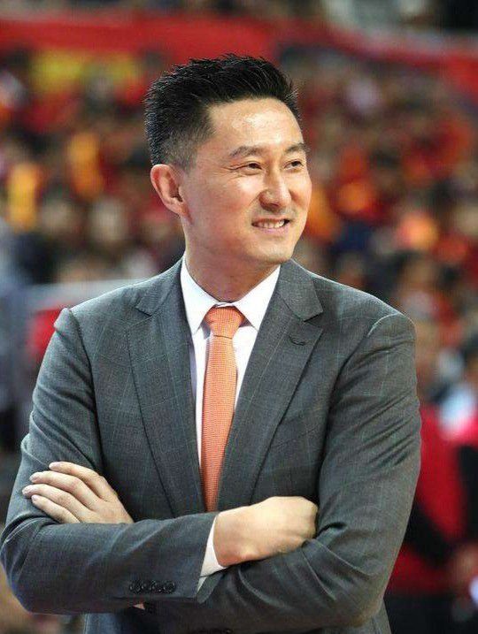 而这备受观众喜爱的金丝眼镜造型，是李现看完剧本后自己提出加上的，“更符合药不然海外留学归来的学院派形象”